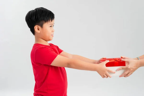 Toma Vista Lateral Alegría Increíble Lindo Niño Dando Caja Regalo — Foto de Stock