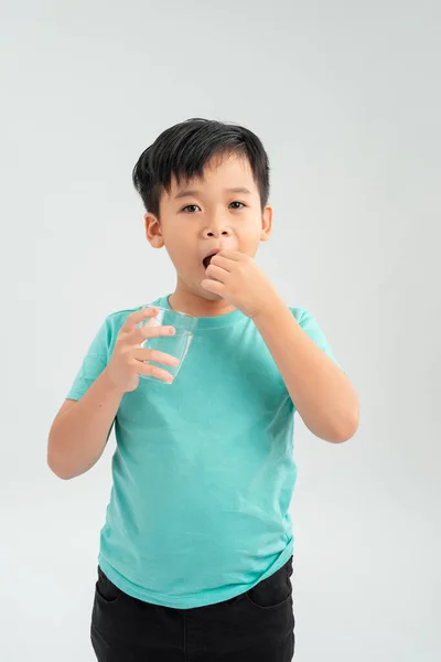 Niño Con Una Camiseta Blanca Bebe Una Pastilla Para Tos — Foto de Stock