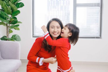 Mutlu anne-kız kucaklaşması..