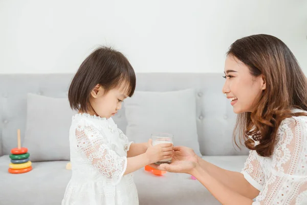 Joven Hermosa Madre Preparando Leche Para Hija Casa —  Fotos de Stock