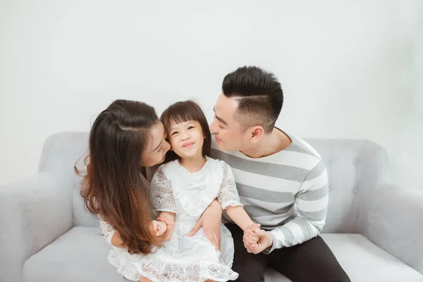 Sorrindo Jovens Pais Sua Filha Estão Muito Felizes Eles Estão — Fotografia de Stock