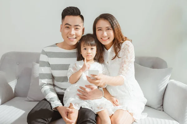 Família Feliz Com Crianças Usando Aplicativos Móveis Juntos Casa — Fotografia de Stock