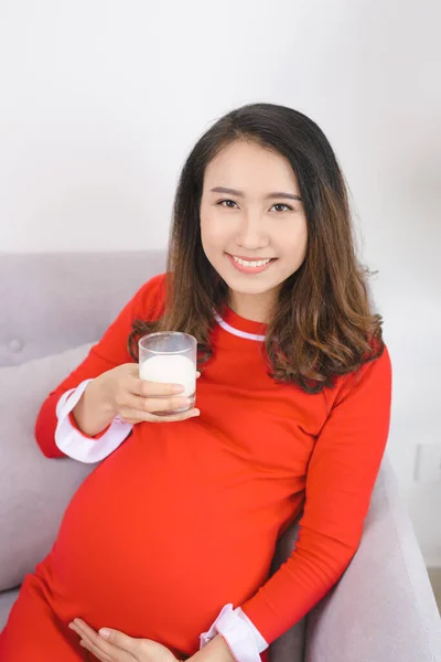 Красива Азіатська Жінка Вагітна Тримає Склянку Молока Вдома Освітленням Сонячного — стокове фото