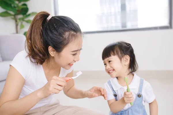 Madre Enseñando Niño Hija Dientes Cepillado Casa —  Fotos de Stock