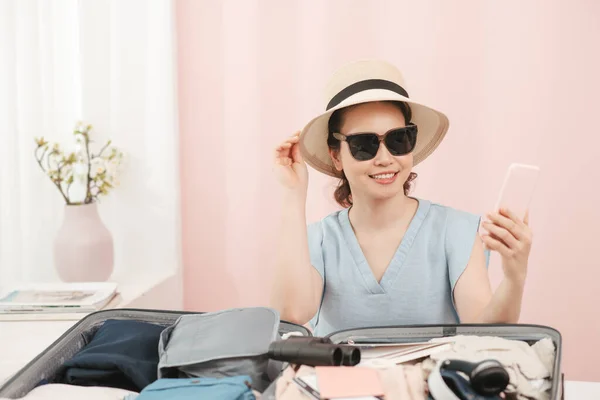 Νεαρή Γυναίκα Διαλέγει Καπέλο Ρούχα Και Βαλίτσα Στο Κρεβάτι Προετοιμασία — Φωτογραφία Αρχείου