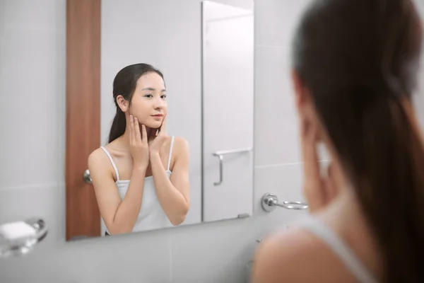 Kecantikan Dalam Refleksi Cermin Selama Pandangan Bahu Wanita Cantik Menyentuh — Stok Foto