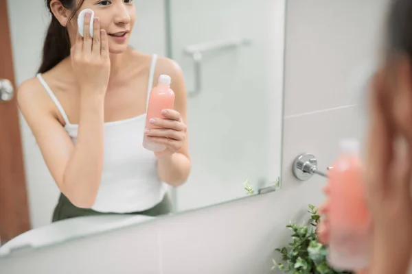 Jovem Mulher Atraente Olhando Para Espelho Limpa Rosto Com Uma — Fotografia de Stock