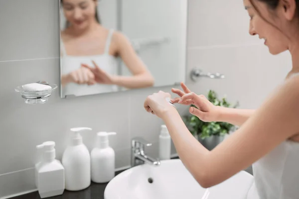 Mulher Cuidando Sua Pele Usando Creme Hidratante Nutritivo Para Mãos — Fotografia de Stock