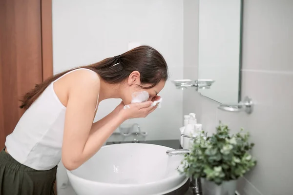 アジアの女性の洗顔顔顔肌はバブルクレンジングフォームで自分自身を楽しむ — ストック写真