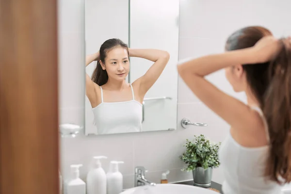 Wanita Bergaun Putih Mengikat Rambutnya Depan Cermin Dalam Foto Kamar — Stok Foto