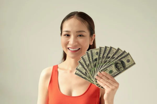 Jovem Mulher Asiática Segurando Dinheiro — Fotografia de Stock
