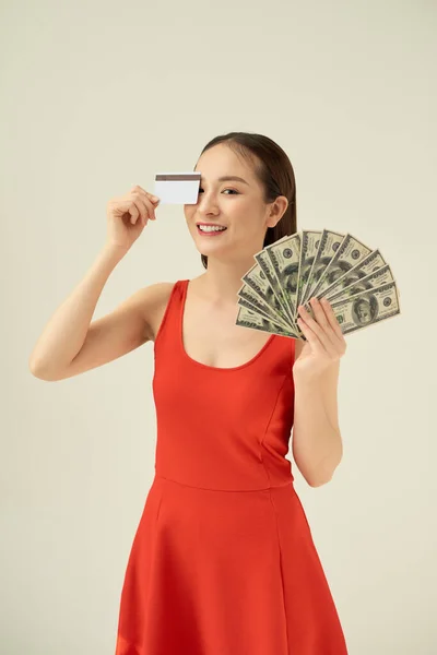 Imagem Jovem Asiática Segurando Notas Dinheiro Cartão Crédito Isolado Sobre — Fotografia de Stock