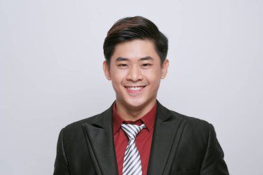 Beyaz arka plan üzerinde izole kamera bakarak mutlu gülümseyen adam closeup