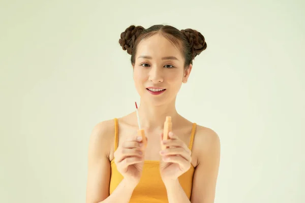 Portrét Veselé Krásné Asijské Ženy Ukazující Rtěnku Světlém Pozadí — Stock fotografie
