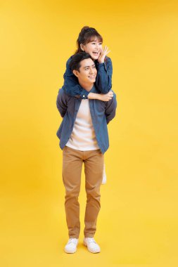 Yakışıklı erkek arkadaşının sırtında giden güzel bir genç kadın.