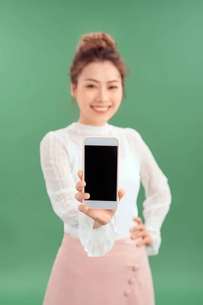 Primer Plano Retrato Sonriente Asiático Mujer Mostrando Blanco Pantalla Móvil — Foto de Stock