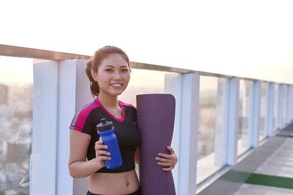 Mooie Vrouw Met Een Yoga Mat Water Fles Buiten — Stockfoto