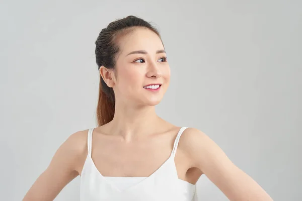 Lässige Asiatische Junge Schöne Frau Isoliert Auf Weißem Hintergrund — Stockfoto