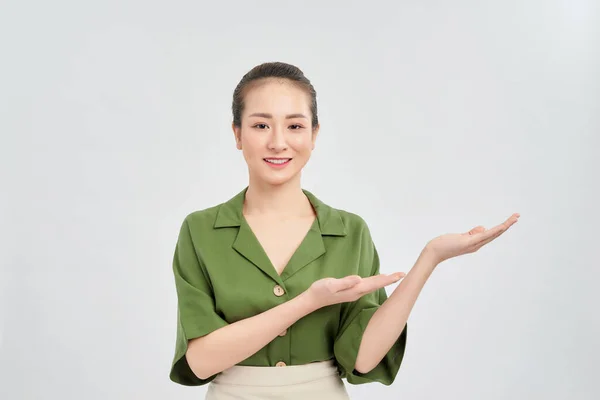 Hermosa Joven Empresaria Asiática Mostrando Mano Otro Lado Aislado Sobre — Foto de Stock