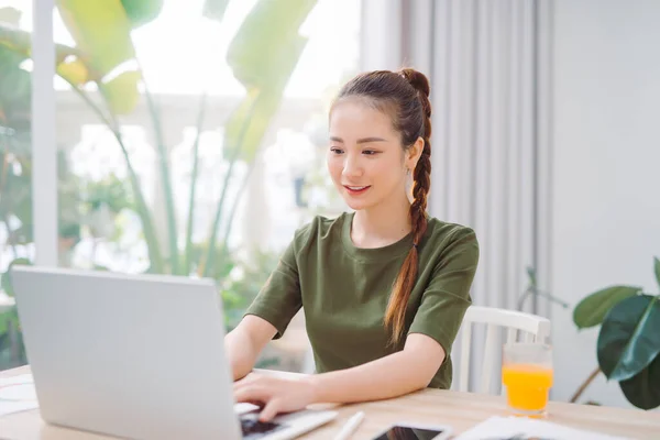 Mujer Hermosa Joven Feliz Usando Ordenador Portátil Interiores — Foto de Stock