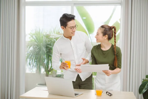 Junge Leute Die Büro Arbeiten Finanzhandel — Stockfoto