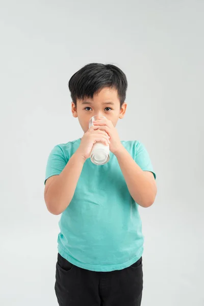 Beyaz Arka Planda Süt Içen Bir Çocuk — Stok fotoğraf