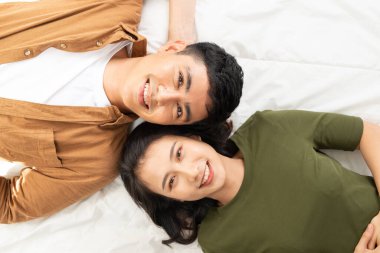 Birbirine aşık romantik çiftler gülümseyen genç çiftlerin üst görüntüsü.