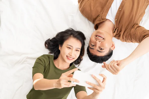 Jovem Casal Tirando Uma Selfie Seu Quarto — Fotografia de Stock