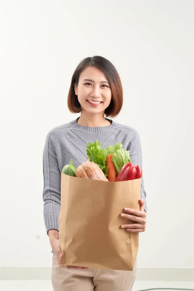 Linda Mulher Asiática Sorridente Segurando Saco Compras Papel Cheio Legumes — Fotografia de Stock