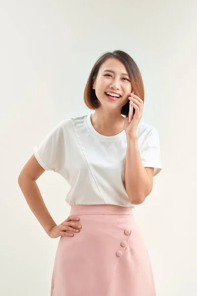 Χαρούμενη Νεαρή Γυναίκα Που Μιλάει Στο Κινητό Τηλέφωνο Απομονωμένη Λευκό — Φωτογραφία Αρχείου