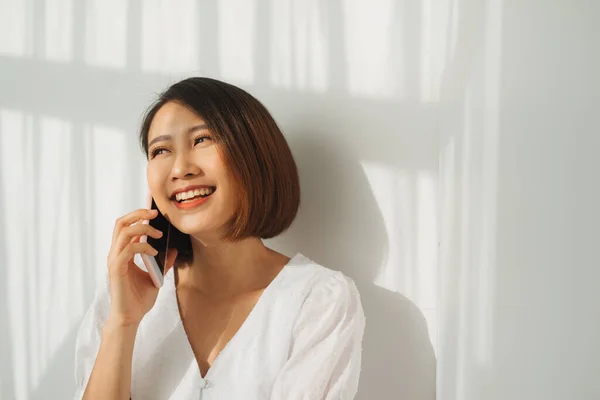 Asian Young Woman Isolated White Wall Keeping Conversation Mobile Phone — Stock Photo, Image