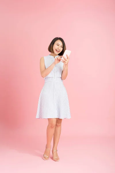 Retrato Larga Duración Una Chica Casual Sonriente Usando Teléfono Móvil —  Fotos de Stock