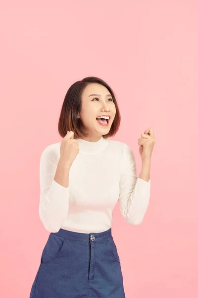 Portrét Vzrušené Asijské Podnikatelky Při Pohledu Kameru Izolované Přes Růžové — Stock fotografie