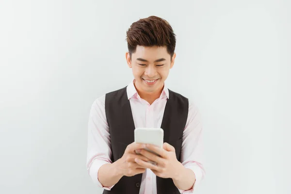 Молодой Азиатский Красивый Бизнесмен Улыбается Читая Свой Смартфон — стоковое фото