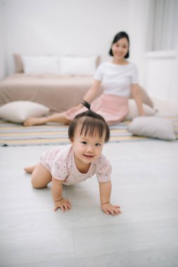 odada rahatlatıcı Asyalı anne ve bebek portresi