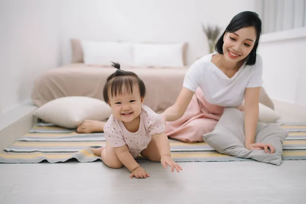 Asiático Madre Niño Relajarse Cama Habitación —  Fotos de Stock