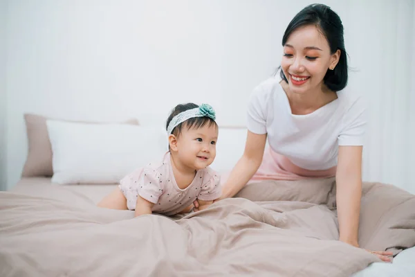 Feliz Família Amorosa Mãe Sua Filha Criança Menina Jogando — Fotografia de Stock