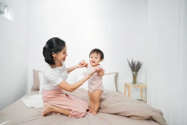 Feliz Familia Amorosa Madre Hija Niña Jugando —  Fotos de Stock