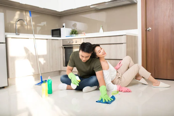 Young Asian Couple Having Fun While Doing Spring Cleaning Together — Stock Photo, Image