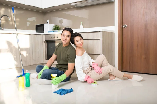 Jonge Gelukkige Paar Heeft Rust Het Doen Van Thuis Reinigen — Stockfoto