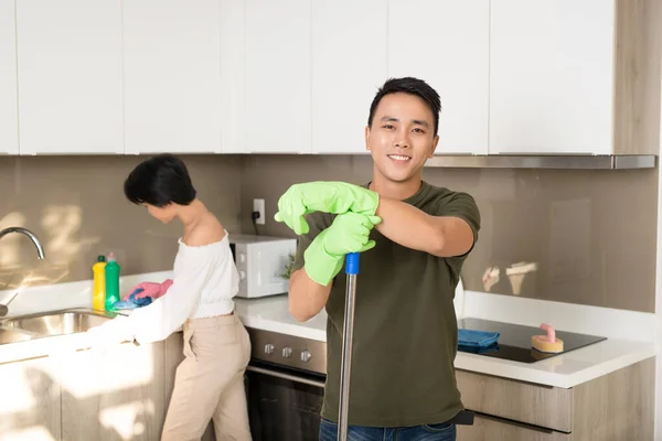 Gelukkige Jonge Man Vrouw Die Samen Schoonmaken Keuken Reinigingsconcept — Stockfoto