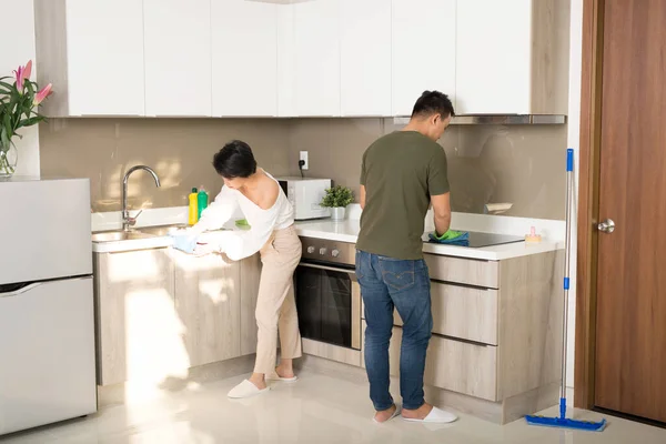 Jong Aziatisch Familie Paar Doen Schoonmaken Keuken — Stockfoto