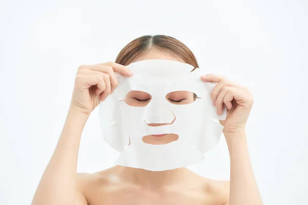 Happy Gadis Asia Muda Memegang Masker Wajah Terisolasi Latar Belakang — Stok Foto