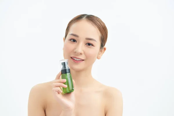 Retrato Joven Hermosa Mujer Asiática Mostrando Producto Cosmético Botella Verde —  Fotos de Stock