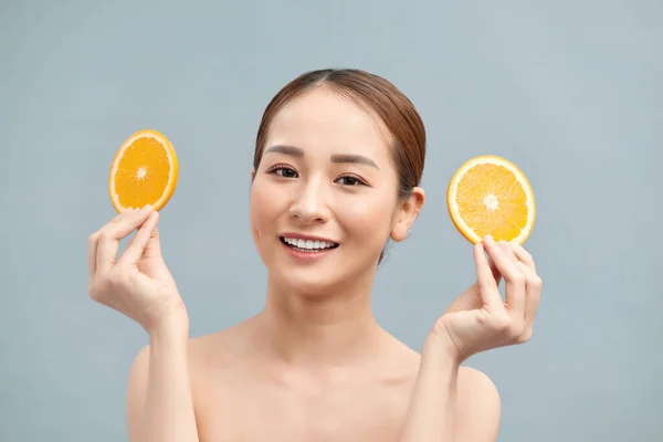 Zábavné Čerstvé Asijské Žena Drží Dva Pomeranče Plátky Fialovém Pozadí — Stock fotografie