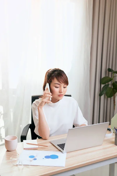 Mujer Asiática Trabajando Ordenador Portátil Oficina Mientras Habla Por Teléfono — Foto de Stock