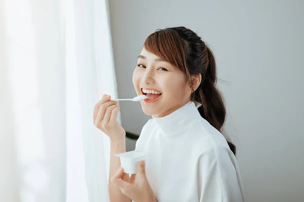 Schön Von Junge Asiatische Frau Essen Joghurt — Stockfoto