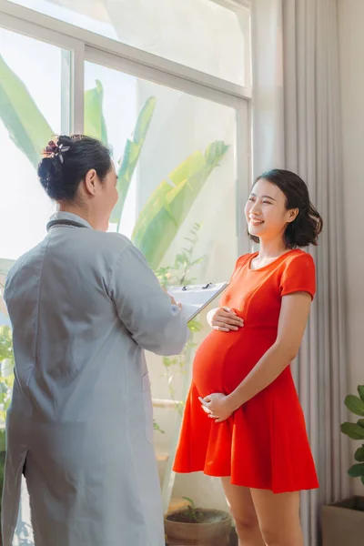 Jonge Zwangere Vrouw Die Luistert Naar Doktersvoorschrift Regelmatig Onderzoek Het — Stockfoto