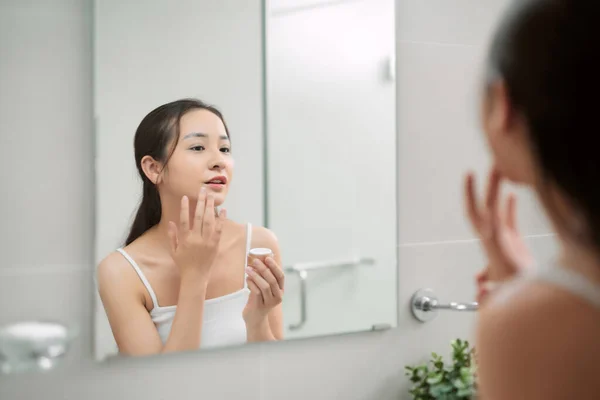 Mujer Cuidando Hermosa Piel Cara Pie Cerca Del Espejo Baño — Foto de Stock