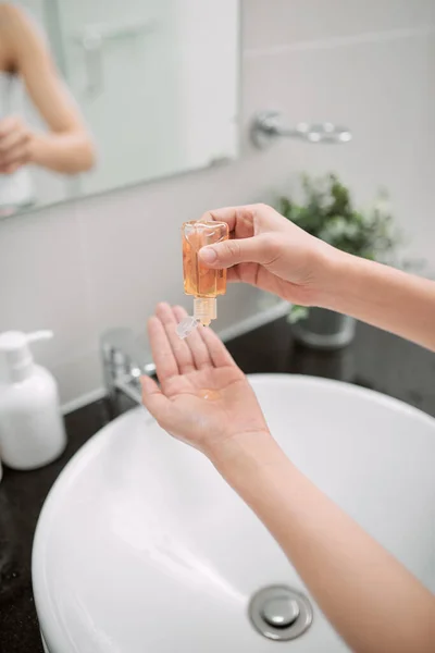 Women Hands Using Wash Hand Sanitizer Gel Pump Dispenser — Stock Photo, Image